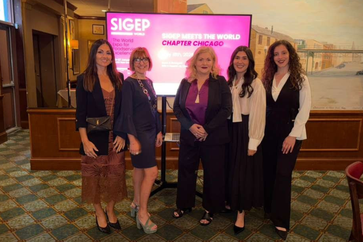 Gruppo di donne a SIGEP, evento internazionale per il foodservice. Fiera di settore, eccellenza italiana.