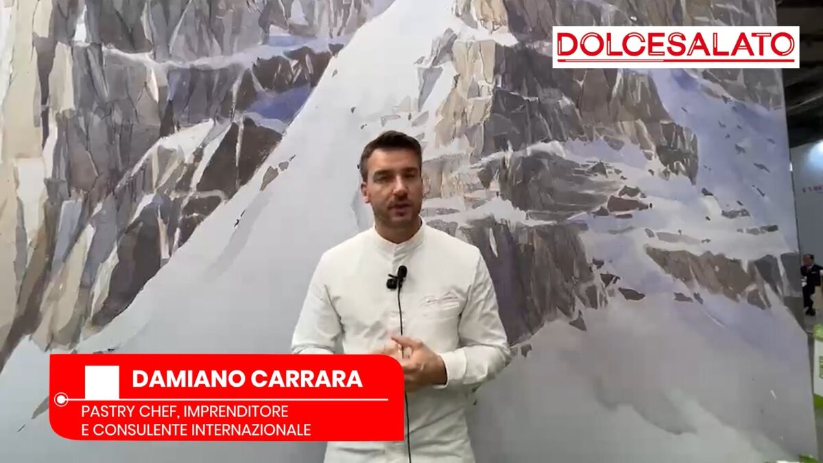 Damiano Carrara, pastry chef, a Dolcesalato. Chef italiano su sfondo montano.