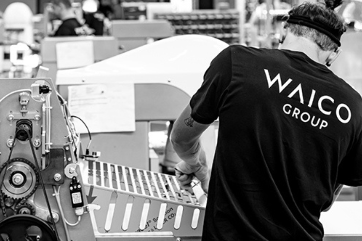 Waico Group: operaio al lavoro su macchinario industriale Logiudice e Mecateck.