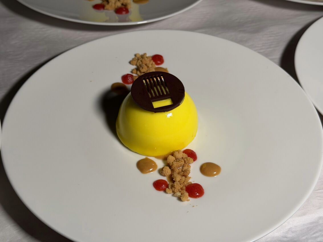 Lumen, il dolce gourmet firmato AMPI per Fondazione Telethon: cupola gialla con decoro al cioccolato e crumble.