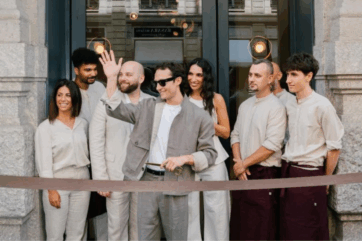 Inaugurazione dell'atelier del dolce di Alberto Magrì a Milano con il team davanti all'ingresso.