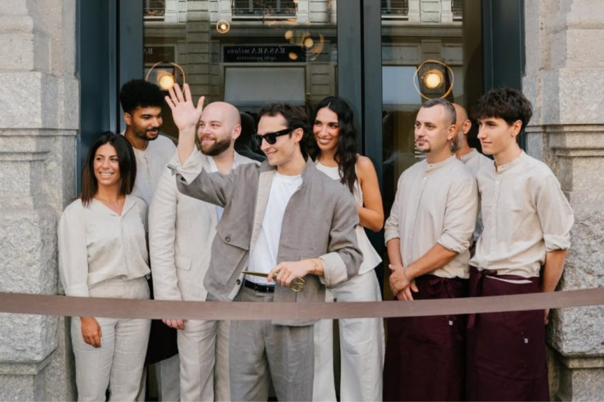 Inaugurazione dell'atelier del dolce di Alberto Magrì a Milano con il team davanti all'ingresso.