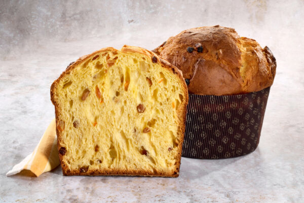 Panettone artigianale realizzato con miscele Faridea di Agugiaro & Figna Molini, soffice impasto con uvetta e canditi.