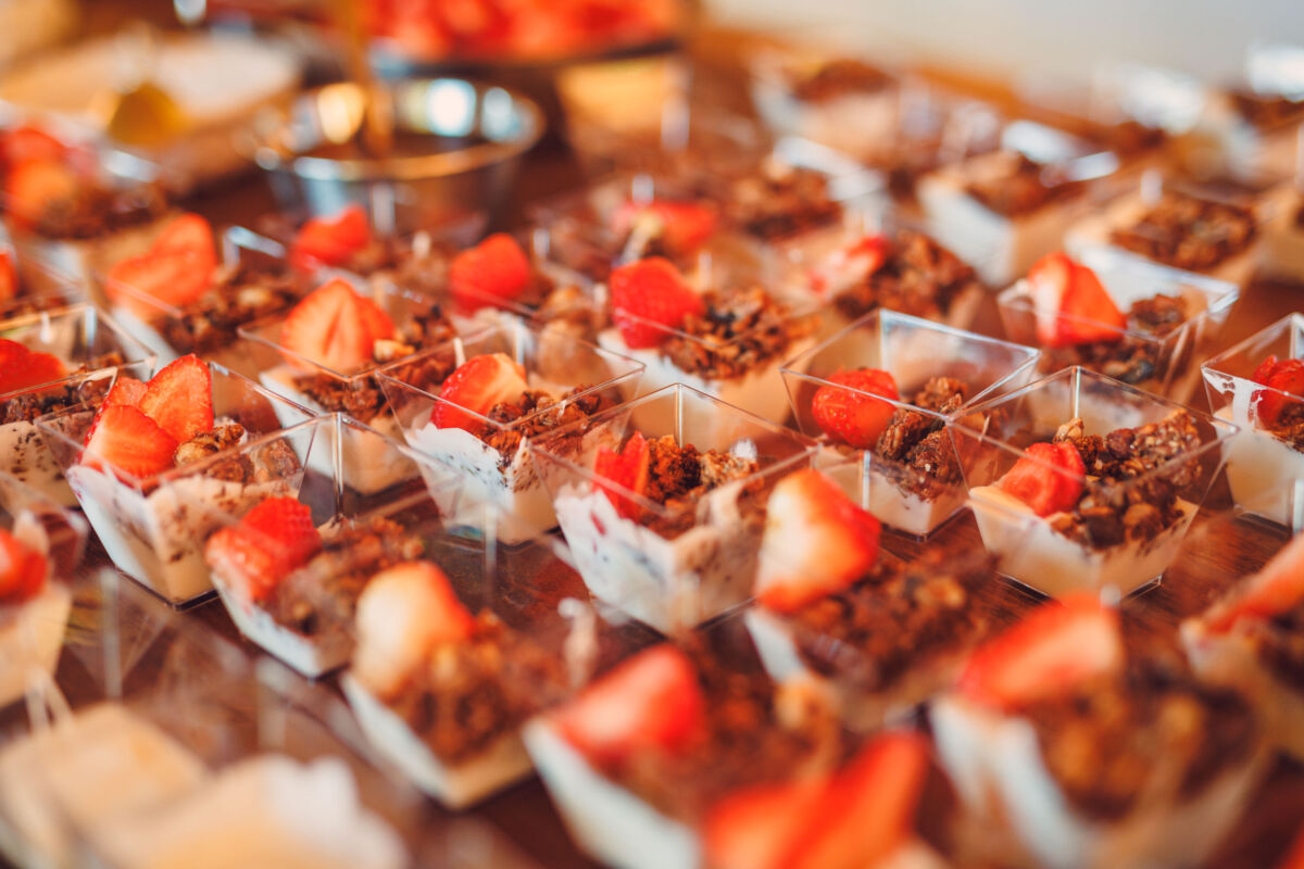 Bicchierini di granola croccante con yogurt e fragole fresche, creazione gourmet per Molino Paolo Mariani e 360 Grani.