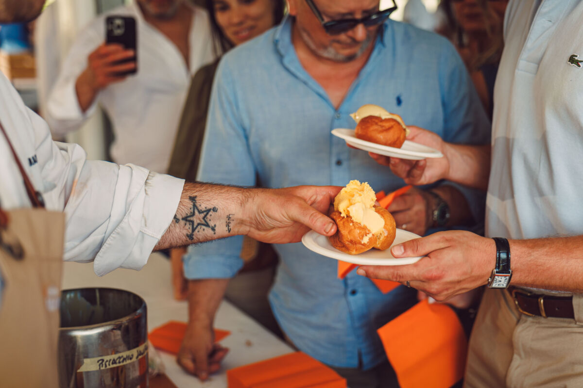 Chef serve un maritozzo grigliato con gelato artigianale Molino Paolo Mariani durante l'evento 360 GRANI.