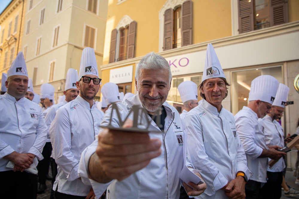 Maestri del Lievito Madre a Parma: chef in divisa con toque bianca celebrano l'undicesima edizione dell'evento.