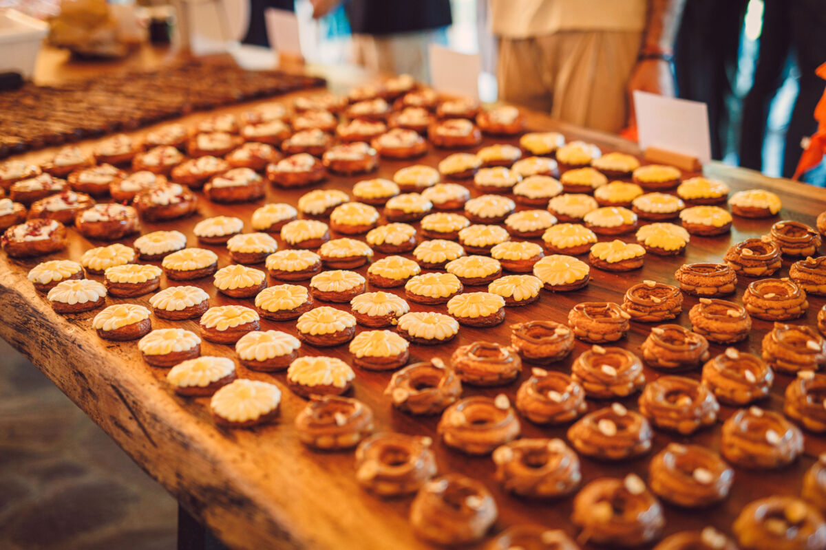 Viennoiserie artigianale con blend 360 Grani Molino Paolo Mariani esposta su un grande tavolo in legno per l'Arte Bianca.