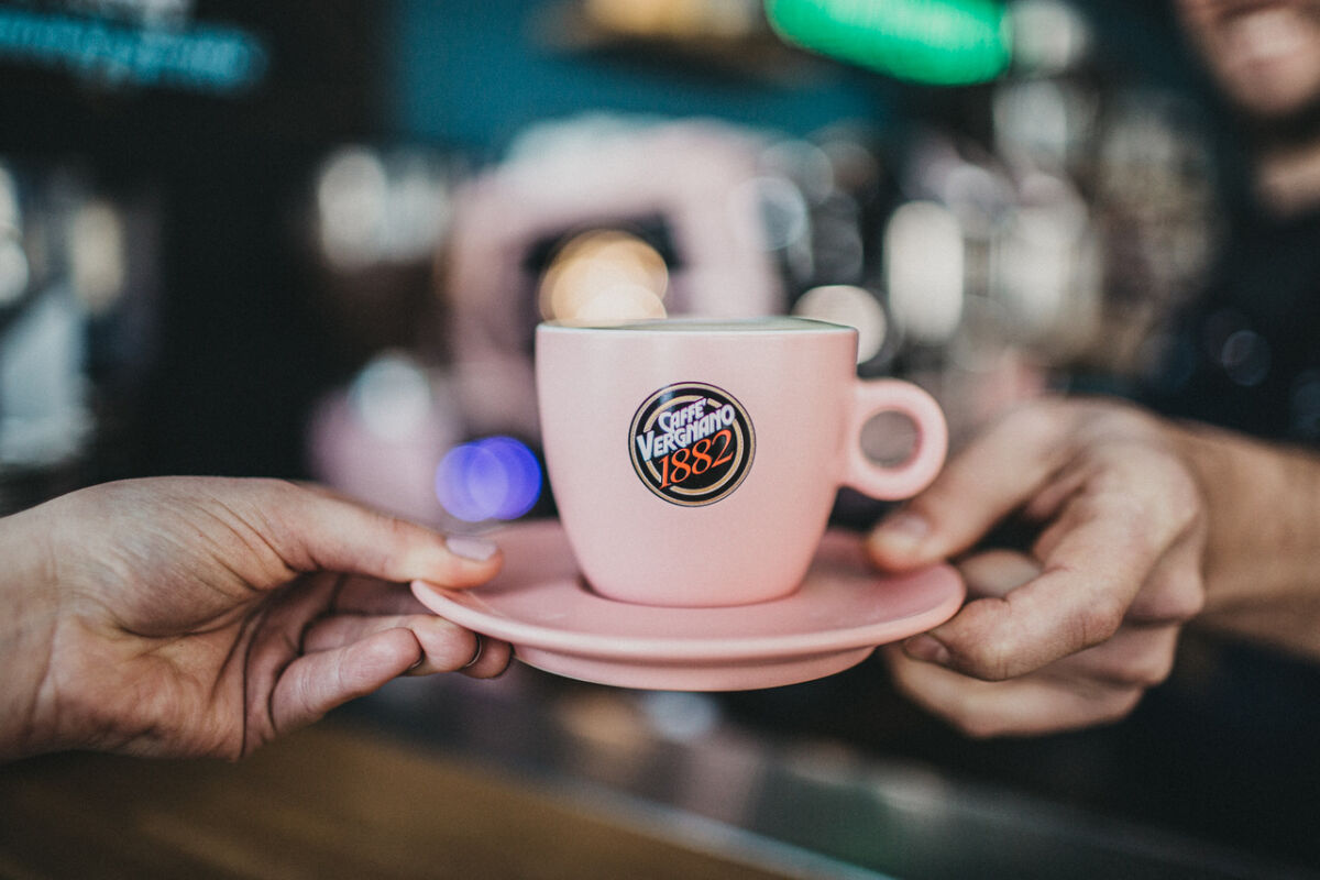 Tazzina rosa Caffè Vergnano 1882 servita in un bar per l'iniziativa Women in Coffee.