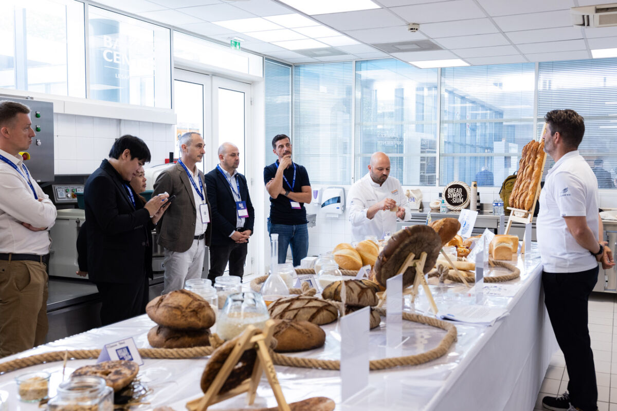 Professionisti del settore partecipano al Bread Symposium internazionale di Lesaffre con esposizione di pane artigianale.