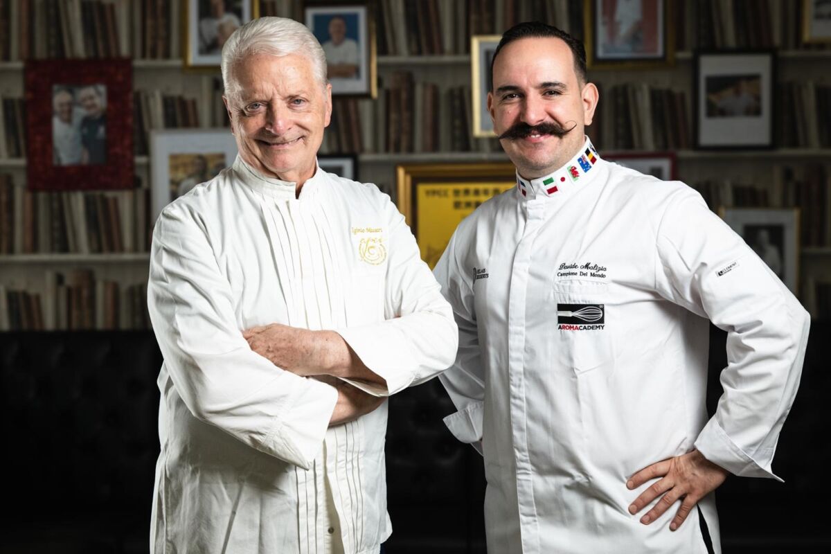 Iginio Massari e Davide Malizia, campione del mondo di pasticceria e fondatore di Aroma Academy, in divisa da chef.