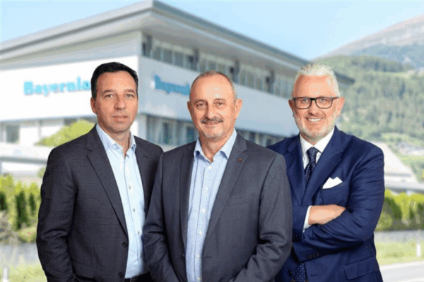I dirigenti Dietmar Bacher, Thomas Siller e Ulrich Hofer davanti alla sede aziendale di Bayernland.