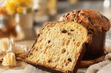 Fetta di panettone artigianale con uvetta, soffice lievitato italiano perfetto per una degustazione estiva.