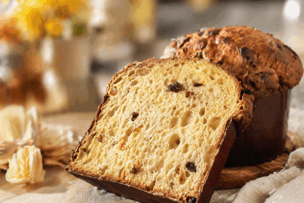Fetta di panettone artigianale con uvetta, soffice lievitato italiano perfetto per una degustazione estiva.