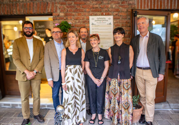 Gruppo di persone davanti alla Gelateria L'Iseo di Triuggio, premiata come Ambasciatrice del Gelato Italiano.