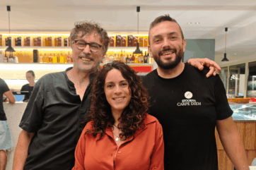 Staff di Sfoorna Carpe Diem a Francavilla: tre persone sorridenti nel nuovo locale all day con bancone bar sullo sfondo.