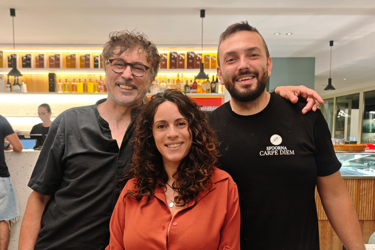 Staff di Sfoorna Carpe Diem a Francavilla: tre persone sorridenti nel nuovo locale all day con bancone bar sullo sfondo.