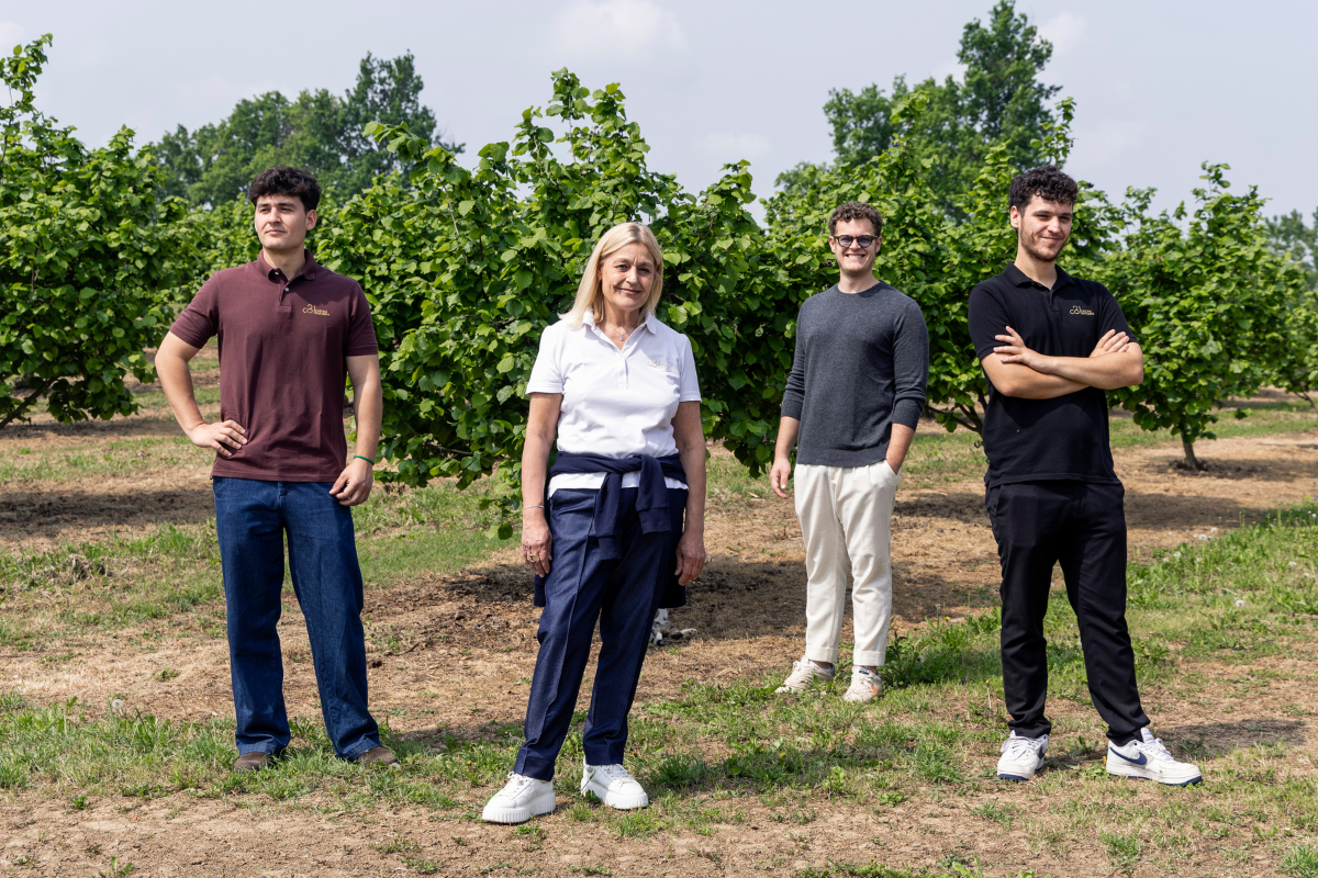 Famiglia di Cascina Baronina in un noccioleto per la produzione di Nocciola Piemonte IGP insieme ad Agrimontana.