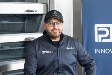 Antonio Bachour in divisa Polin Group davanti a un forno professionale per innovazione in pasticceria.