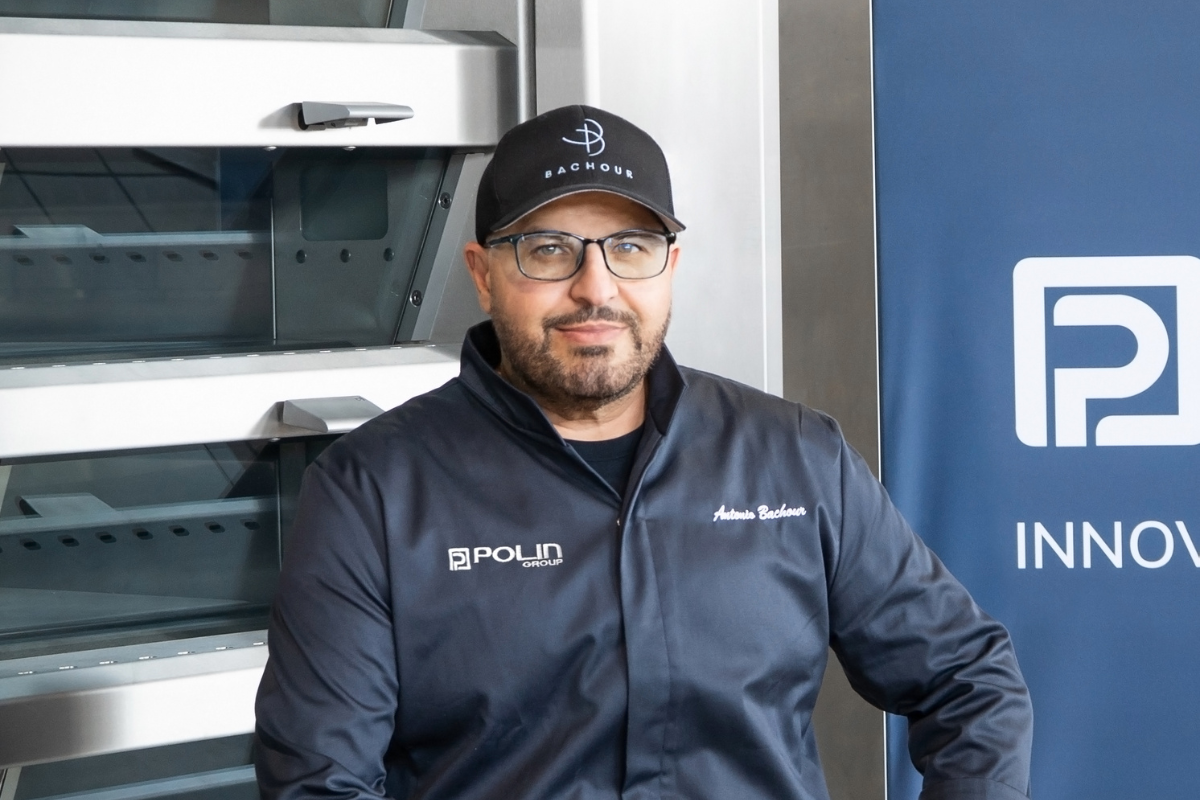 Antonio Bachour in divisa Polin Group davanti a un forno professionale per innovazione in pasticceria.