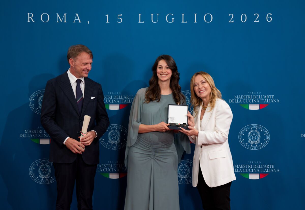Federica Russo riceve il premio Maestri dell'Arte della Cucina Italiana a Palazzo Chigi con Giorgia Meloni.