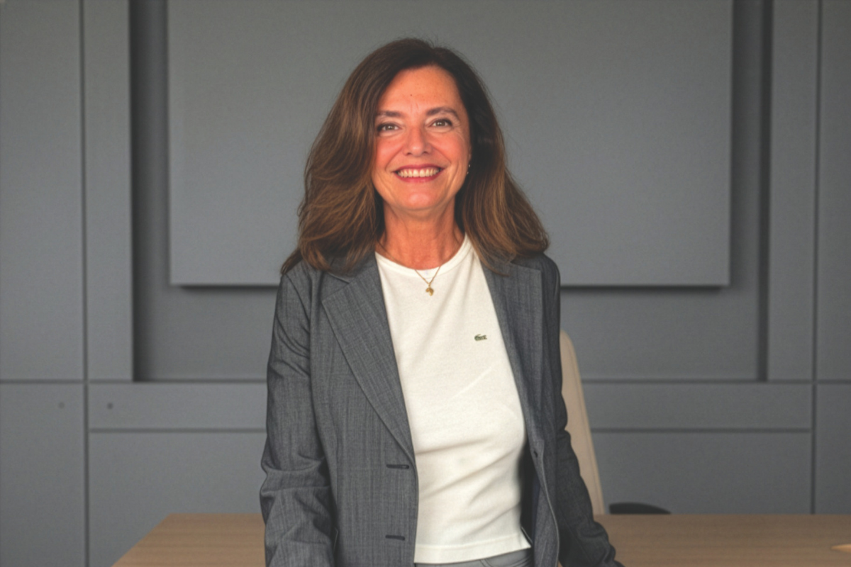 Donna sorridente in giacca grigia e t-shirt bianca, professionista che promuove le creme vegetali di nuova generazione Braims.