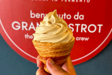 Gelato artigianale gusto panettone servito in un cono a forma di cornetto da Grano. Fornai in Fermento.