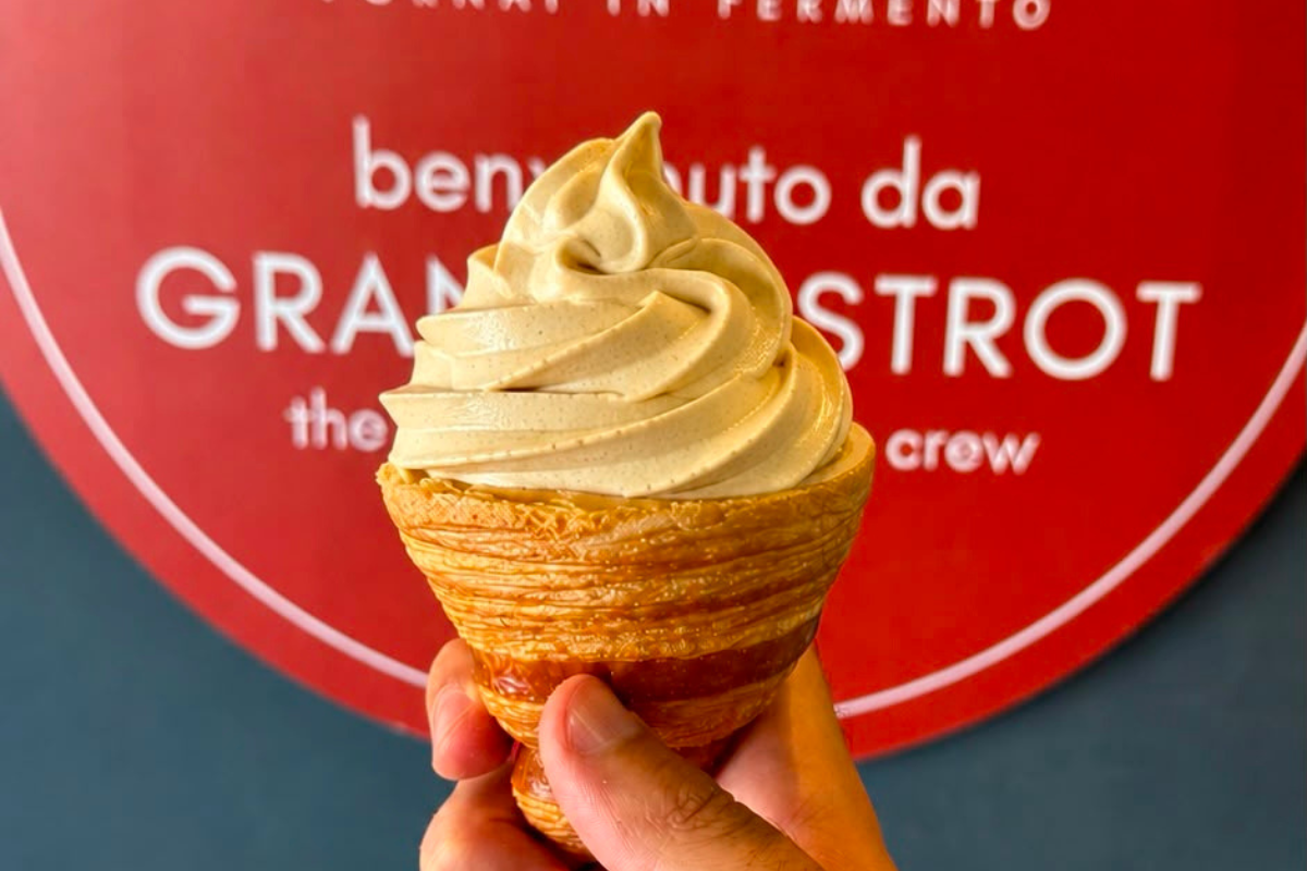 Gelato artigianale gusto panettone servito in un cono a forma di cornetto da Grano. Fornai in Fermento.