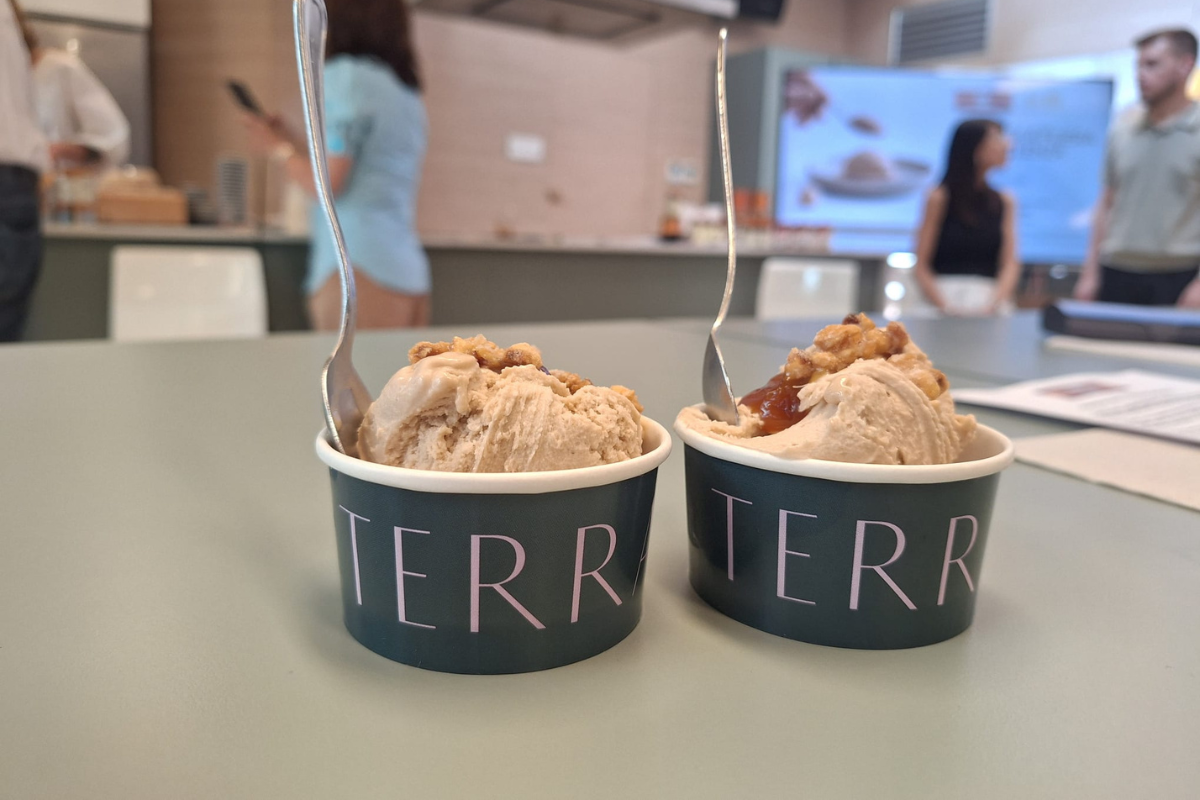 Due coppette di gelato alla Nocciola Piemonte IGP con granella, servite in un evento Agrimontana e Cascina Baronina.