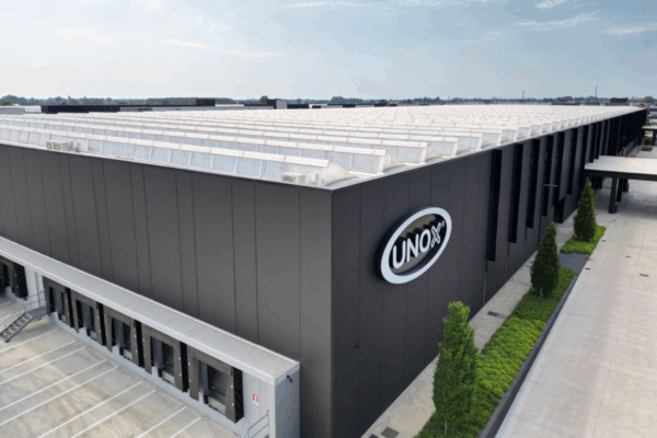 Veduta aerea dello stabilimento UNOX: sede moderna con logo aziendale, simbolo di crescita e successo industriale.
