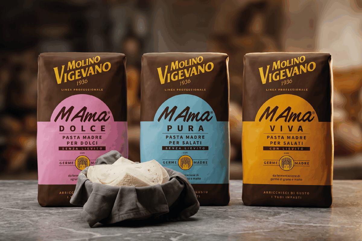 Tre confezioni di pasta madre M Ama® Molino Vigevano con Germe Madre®: Dolce, Pura e Viva su piano in marmo.