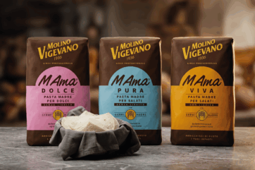 Tre confezioni di pasta madre M Ama® Molino Vigevano con Germe Madre®: Dolce, Pura e Viva su piano in marmo.