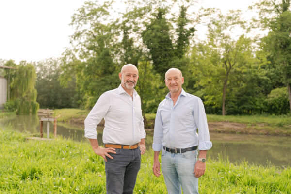 Gianni e Gabriele Rachello di Molino Rachello, azienda certificata B Corp, ritratti in un contesto naturale e sostenibile.