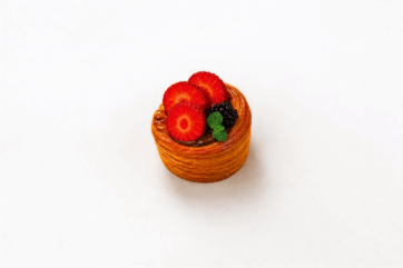 Cest Suisse monoporzione: pasticceria artigianale con sfoglia croccante, crema, fragole fresche, mora e menta.