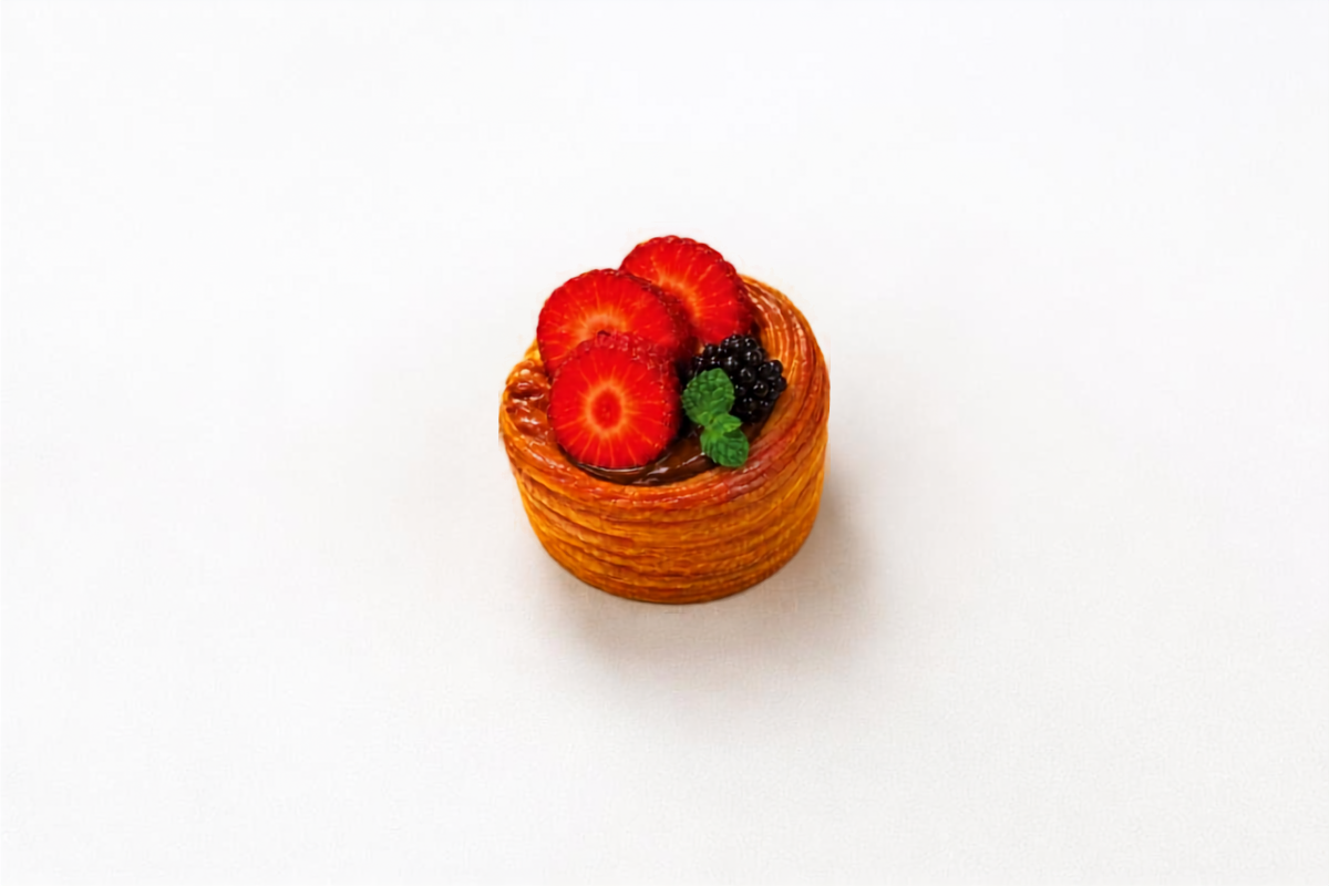 Cest Suisse monoporzione: pasticceria artigianale con sfoglia croccante, crema, fragole fresche, mora e menta.