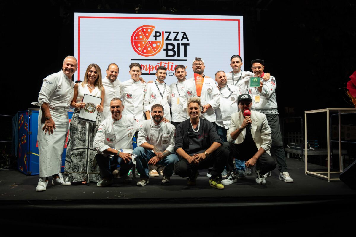 I finalisti della Pizza Bit Competition 2026 posano sul palco con trofei e attestati durante la premiazione del campionato di pizza.