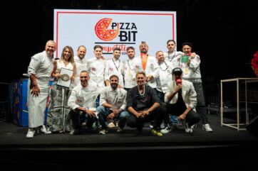 I finalisti della Pizza Bit Competition 2026 posano sul palco con trofei e attestati durante la premiazione del campionato di pizza.