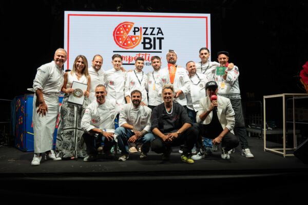 I finalisti della Pizza Bit Competition 2026 posano sul palco con trofei e attestati durante la premiazione del campionato di pizza.