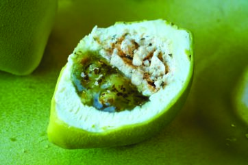 Dolce a forma di lime ripieno di crema e gelée al gusto Mojito, una creazione di pasticceria realistica e raffinata.