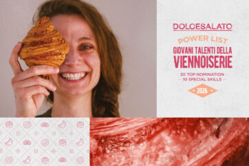 Susanne Cattoi sorride tenendo un croissant davanti al viso per la Power List Dolcesalato sui talenti di viennoiserie.