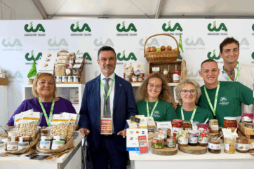 Stand CIA Agricoltori Italiani con prodotti tipici e cestino di mele al mercato degli agricoltori