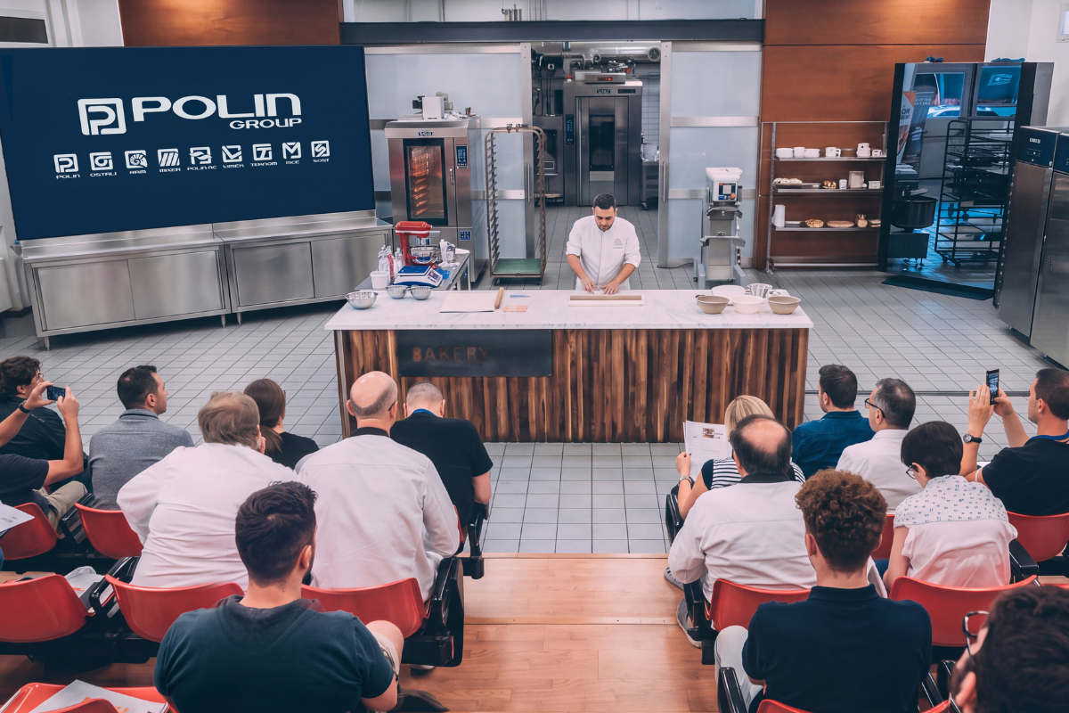 Masterclass di panificazione Polin Group a Verona con un maestro pasticcere davanti a un pubblico attento in laboratorio.