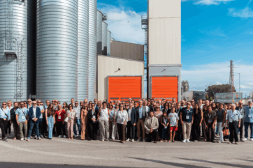 Foto di gruppo dei partecipanti all'Aperitivo in Molino al Molino Naldoni, con i grandi silos metallici sullo sfondo