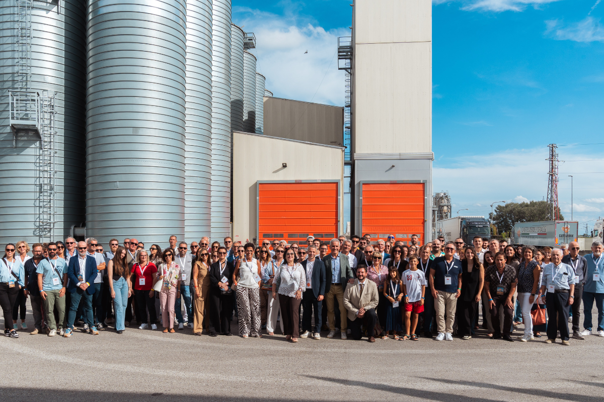 Foto di gruppo dei partecipanti all'Aperitivo in Molino al Molino Naldoni, con i grandi silos metallici sullo sfondo