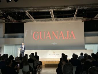 Conferenza Valrhona per i 40 anni di Guanaja 70%: relatore sul palco e maxischermo con logo