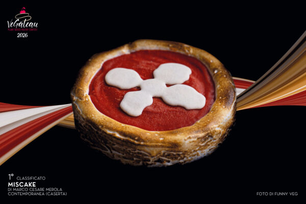 Torta-pizza 100% vegetale di Marco Merola, 1° classificato a Vegâteau 2026: dolce con base dorata e crema rossa.