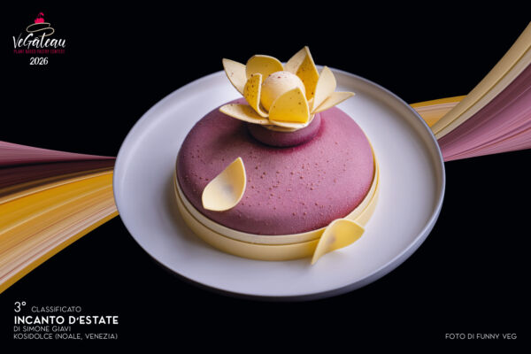 Torta vegetale Incanto d'Estate, 3° classificato Vegâteau 2026: dolce rosa con decorazioni gialle