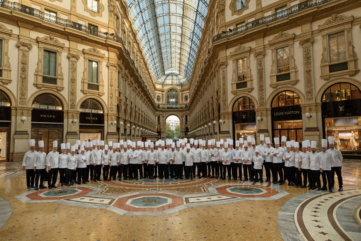 Maestri pasticceri AMPI in divisa alla Galleria Vittorio Emanuele II per il Summit della Pasticceria 2026