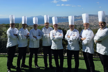 Pasticceri in divisa e cappello da chef in fila all'aperto per i Campionati Panettone FIPGC 2026