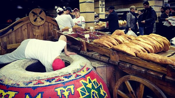 Forno tradizionale per pani armeni Patrimonio Unesco, con lavash e erbe spontanee nel mercato