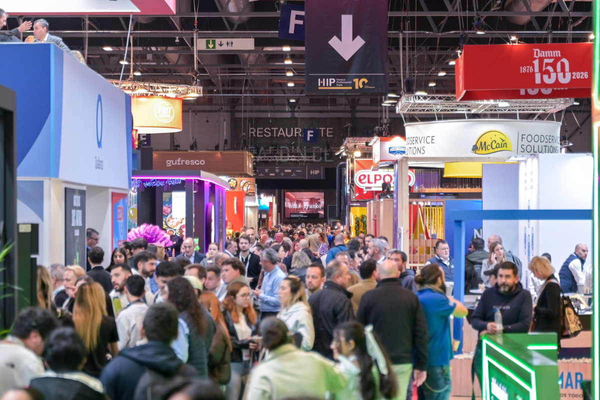 Folla di visitatori tra gli stand di Horeca Professional Expo a Bologna Fiere, con insegne e padiglioni del settore Ho.Re.Ca.